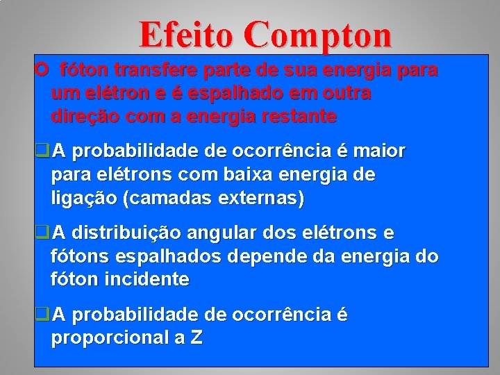 Efeito Compton O fóton transfere parte de sua energia para um elétron e é