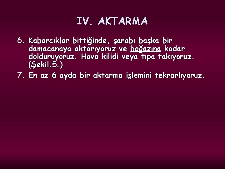 IV. AKTARMA 6. Kabarcıklar bittiğinde, şarabı başka bir damacanaya aktarıyoruz ve boğazına kadar dolduruyoruz.