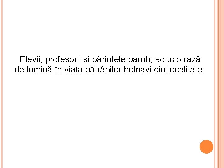  Elevii, profesorii și părintele paroh, aduc o rază de lumină în viața bătrânilor