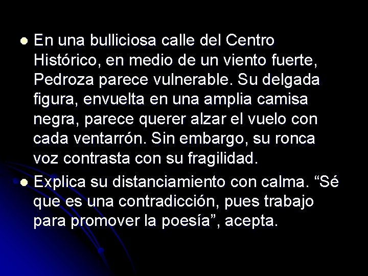 En una bulliciosa calle del Centro Histórico, en medio de un viento fuerte, Pedroza