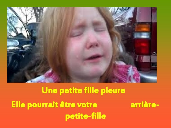 Une petite fille pleure Elle pourrait être votre arrièrepetite-fille 