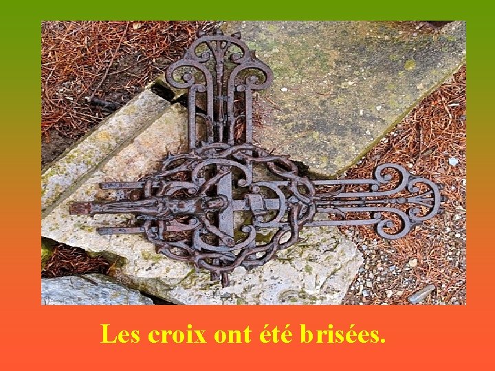 Les croix ont été brisées. 