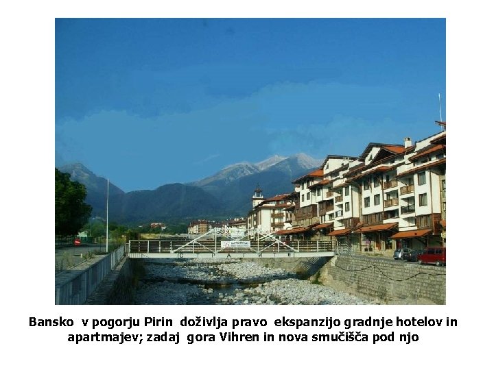 Bansko v pogorju Pirin doživlja pravo ekspanzijo gradnje hotelov in apartmajev; zadaj gora Vihren