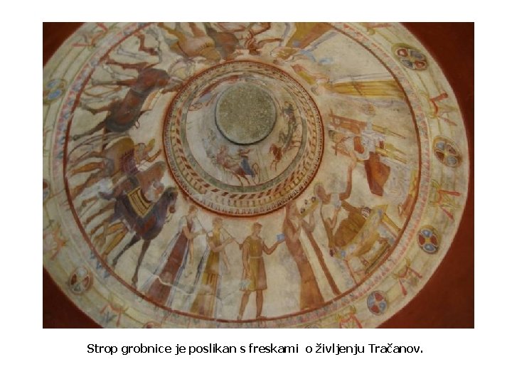 Strop grobnice je poslikan s freskami o življenju Tračanov. 
