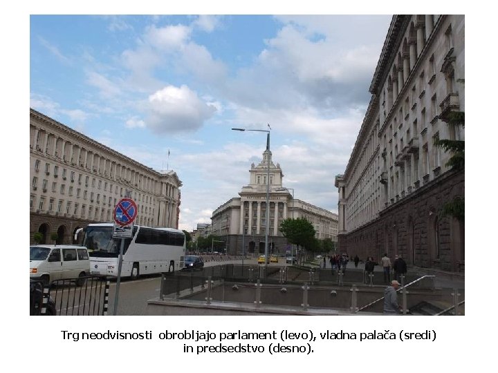 Trg neodvisnosti obrobljajo parlament (levo), vladna palača (sredi) in predsedstvo (desno). 