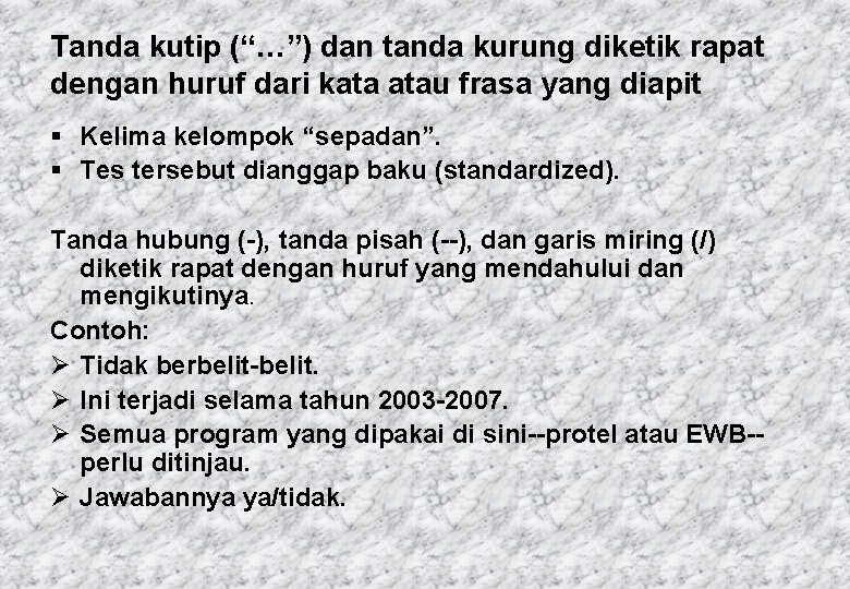 Tanda kutip (“…”) dan tanda kurung diketik rapat dengan huruf dari kata atau frasa