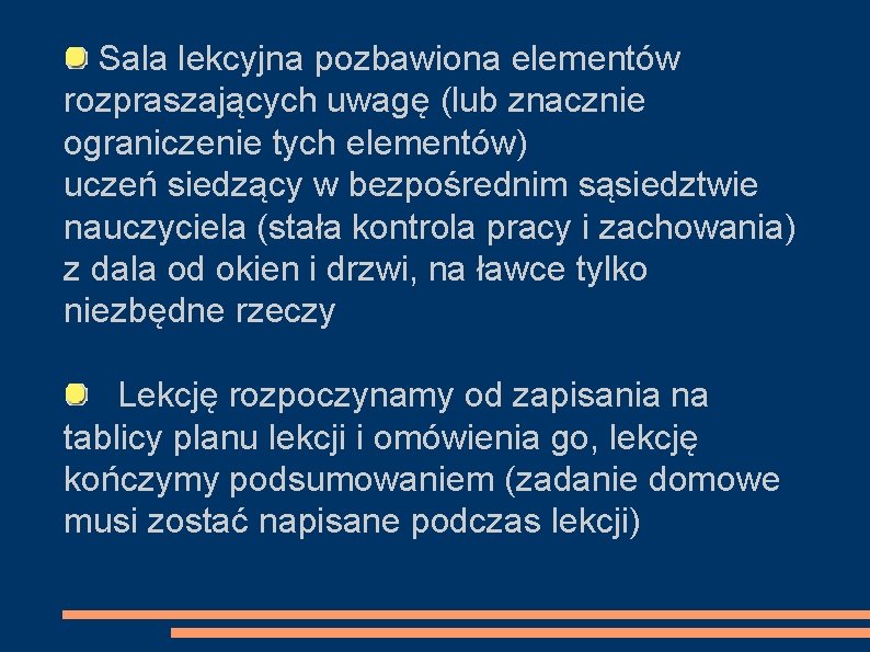 Sala lekcyjna pozbawiona elementów rozpraszających uwagę (lub znacznie ograniczenie tych elementów) uczeń siedzący w