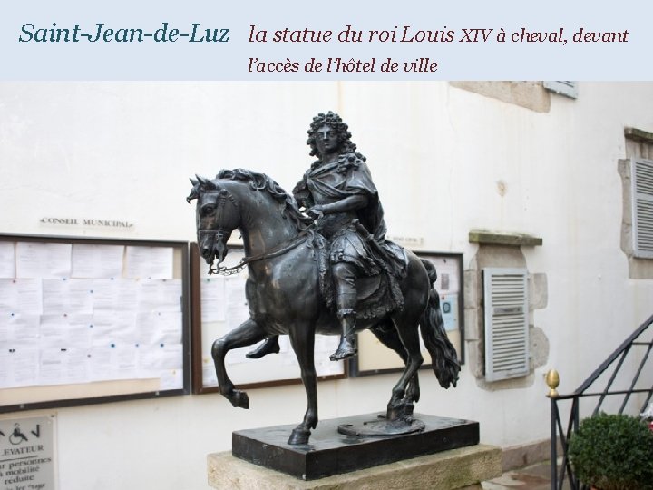 Saint-Jean-de-Luz la statue du roi Louis XIV à cheval, devant. l’accès de l’hôtel de
