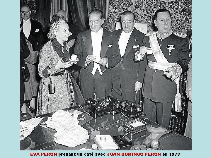 EVA PERON prenant un café avec JUAN DOMINGO PERON en 1973 