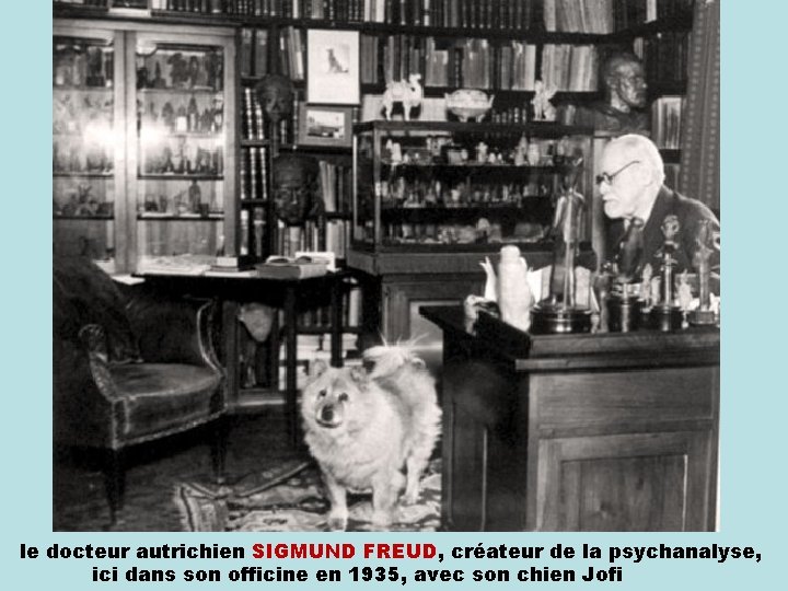 le docteur autrichien SIGMUND FREUD, créateur de la psychanalyse, ici dans son officine en