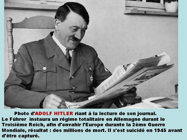 Photo d'ADOLF HITLER riant à la lecture de son journal. Le Führer instaura un