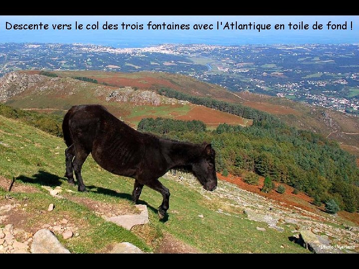 Descente vers le col des trois fontaines avec l'Atlantique en toile de fond !