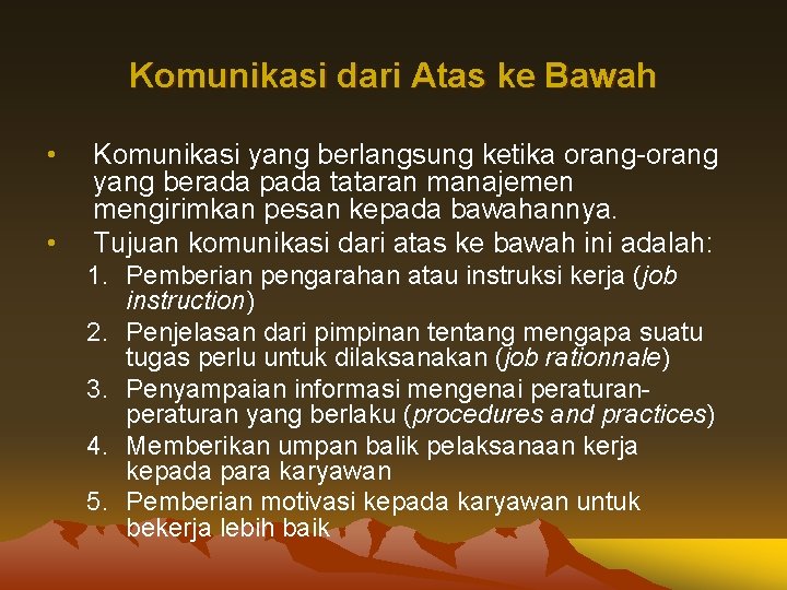 Komunikasi dari Atas ke Bawah • • Komunikasi yang berlangsung ketika orang-orang yang berada