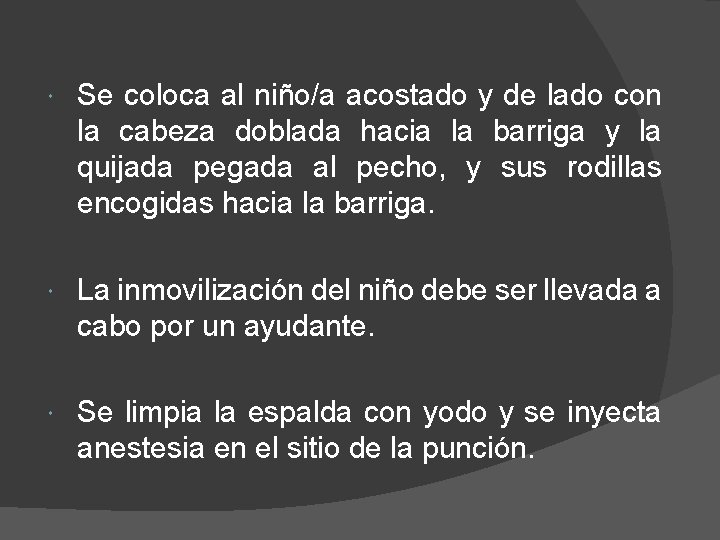  Se coloca al niño/a acostado y de lado con la cabeza doblada hacia