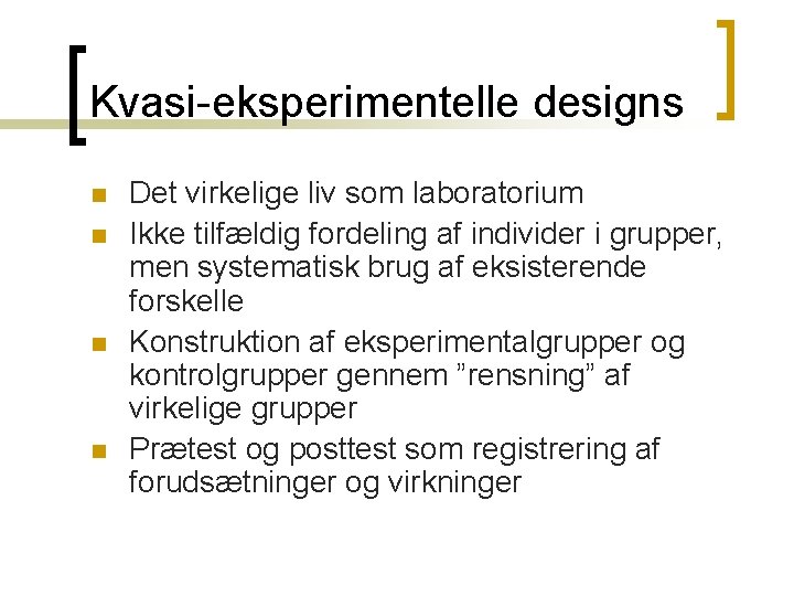 Kvasi-eksperimentelle designs n n Det virkelige liv som laboratorium Ikke tilfældig fordeling af individer