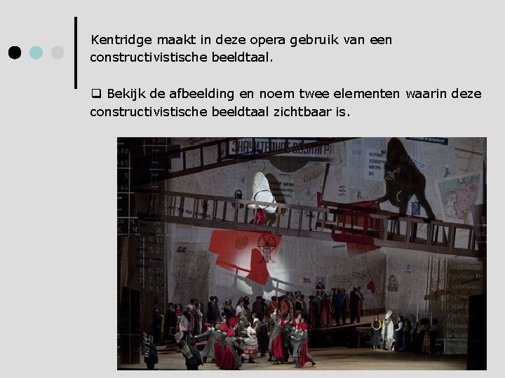 Kentridge maakt in deze opera gebruik van een constructivistische beeldtaal. q Bekijk de afbeelding