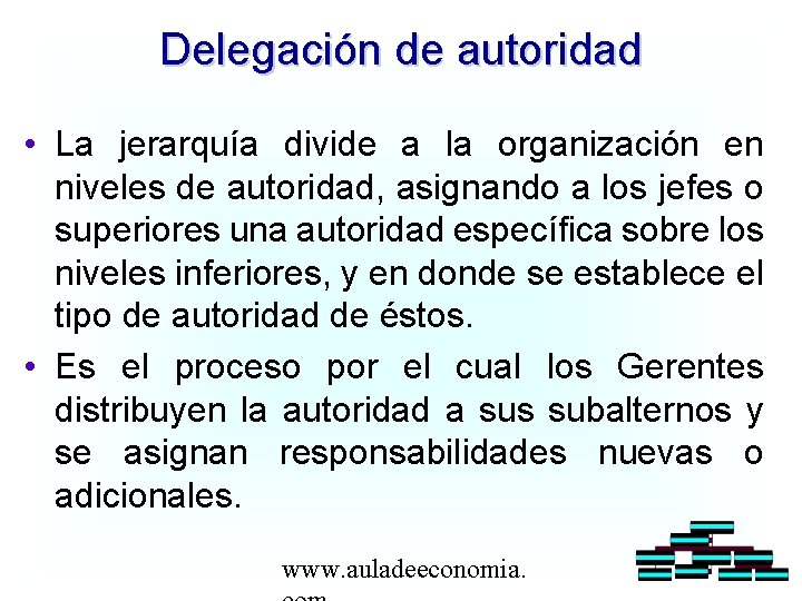 Delegación de autoridad • La jerarquía divide a la organización en niveles de autoridad,