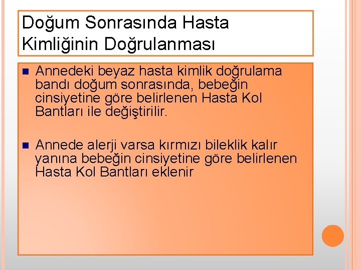 Doğum Sonrasında Hasta Kimliğinin Doğrulanması n Annedeki beyaz hasta kimlik doğrulama bandı doğum sonrasında,