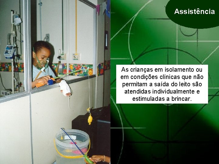 Assistência As crianças em isolamento ou em condições clínicas que não permitam a saída