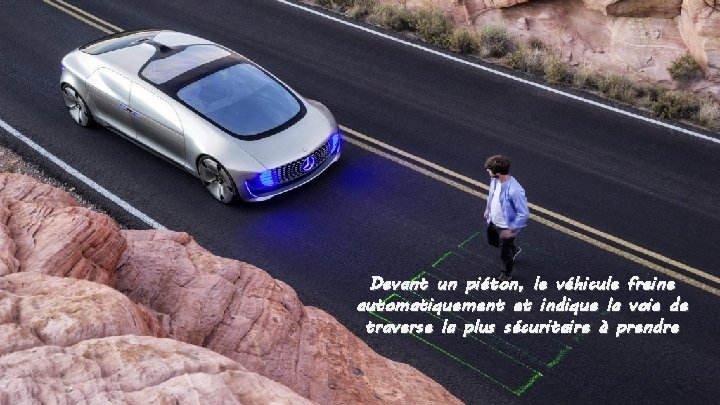 Devant un piéton, le véhicule freine automatiquement et indique la voie de traverse la