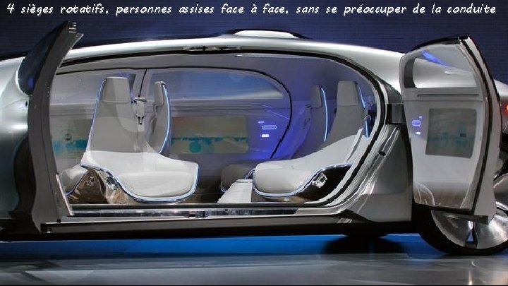 4 sièges rotatifs, personnes assises face à face, sans se préoccuper de la conduite