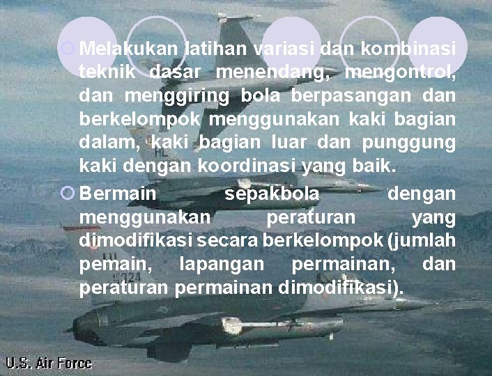 ¡ Melakukan latihan variasi dan kombinasi teknik dasar menendang, mengontrol, dan menggiring bola berpasangan