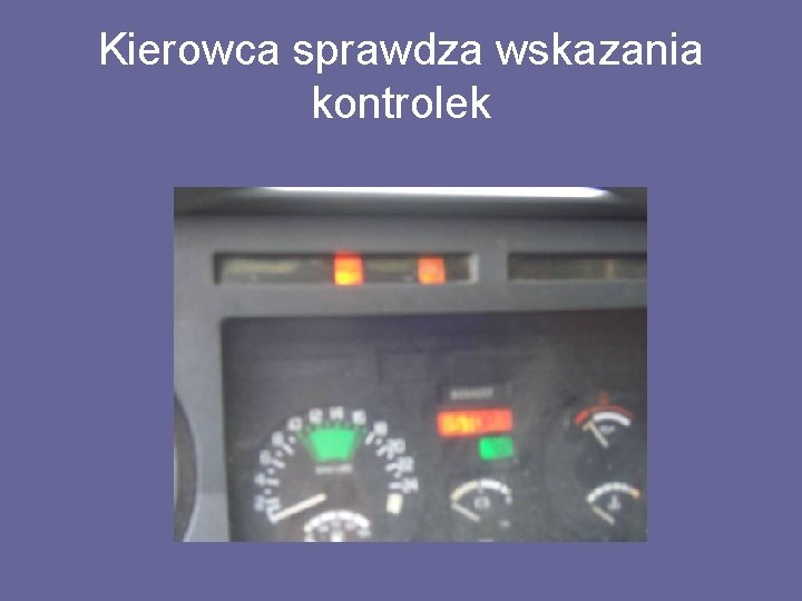 Kierowca sprawdza wskazania kontrolek 