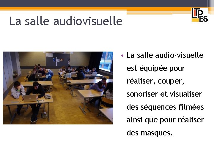 La salle audiovisuelle • La salle audio-visuelle est équipée pour réaliser, couper, sonoriser et