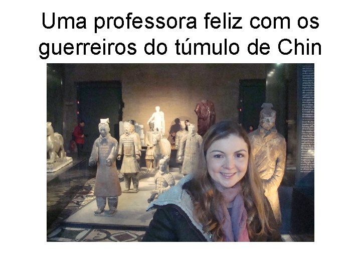 Uma professora feliz com os guerreiros do túmulo de Chin 