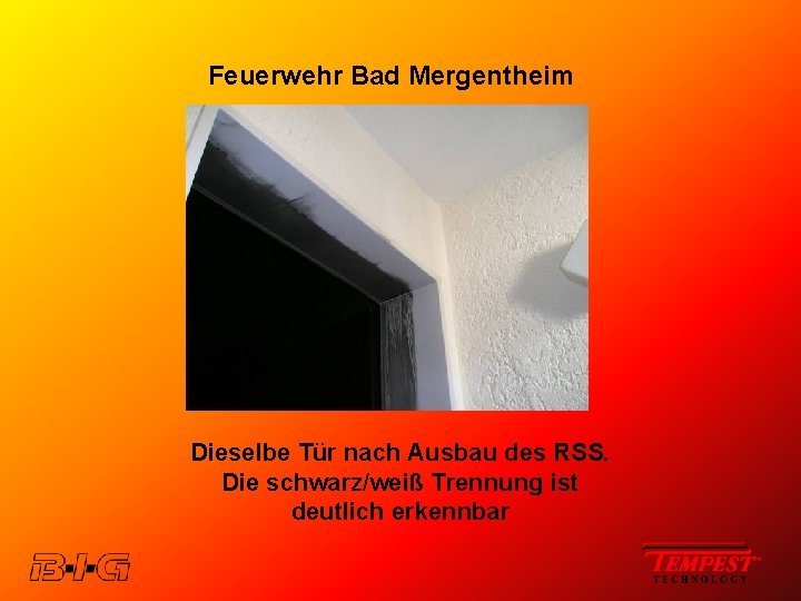 Feuerwehr Bad Mergentheim Dieselbe Tür nach Ausbau des RSS. Die schwarz/weiß Trennung ist deutlich