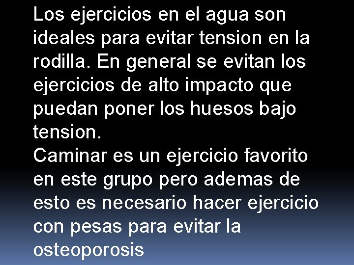 Los ejercicios en el agua son ideales para evitar tension en la rodilla. En