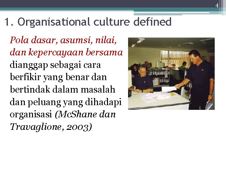 4 1. Organisational culture defined Pola dasar, asumsi, nilai, dan kepercayaan bersama dianggap sebagai