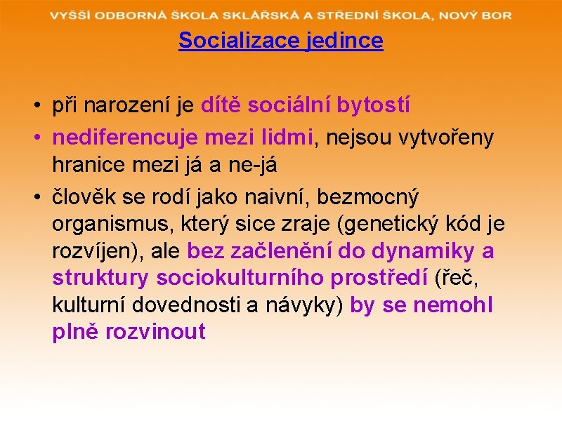 Socializace jedince • při narození je dítě sociální bytostí • nediferencuje mezi lidmi, nejsou
