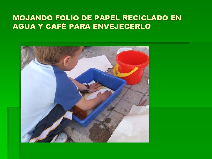 MOJANDO FOLIO DE PAPEL RECICLADO EN AGUA Y CAFÉ PARA ENVEJECERLO 