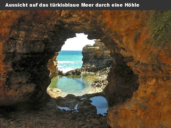 Aussicht auf das türkisblaue Meer durch eine Höhle 