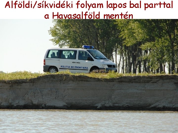 Alföldi/síkvidéki folyam lapos bal parttal a Havasalföld mentén Alföldi/síkvidéki folyam lapos bal parttal a Havasalföld mentén