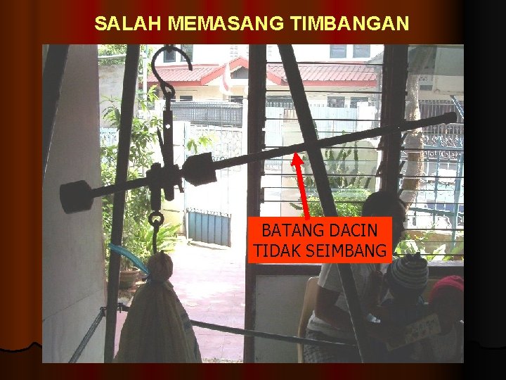 SALAH MEMASANG TIMBANGAN BATANG DACIN TIDAK SEIMBANG 