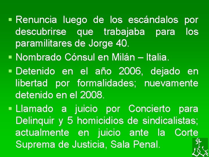  Renuncia luego de los escándalos por descubrirse que trabajaba para los paramilitares de