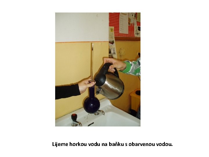 Lijeme horkou vodu na baňku s obarvenou vodou. 