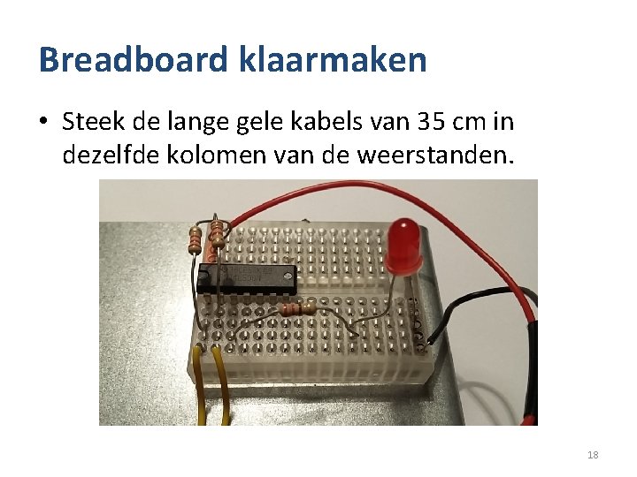 Breadboard klaarmaken • Steek de lange gele kabels van 35 cm in dezelfde kolomen