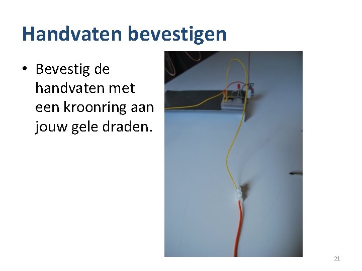 Handvaten bevestigen • Bevestig de handvaten met een kroonring aan jouw gele draden. 21