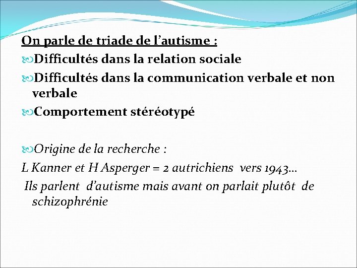 On parle de triade de l’autisme : Difficultés dans la relation sociale Difficultés dans