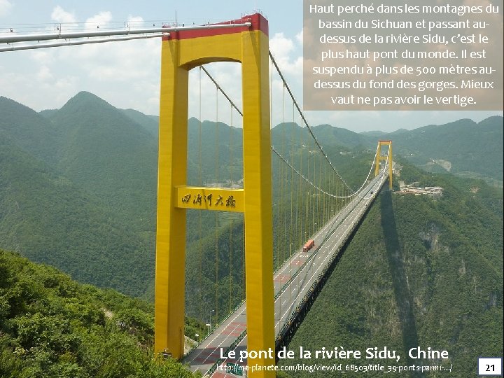 Haut perché dans les montagnes du bassin du Sichuan et passant audessus de la Haut perché dans les montagnes du bassin du Sichuan et passant audessus de la