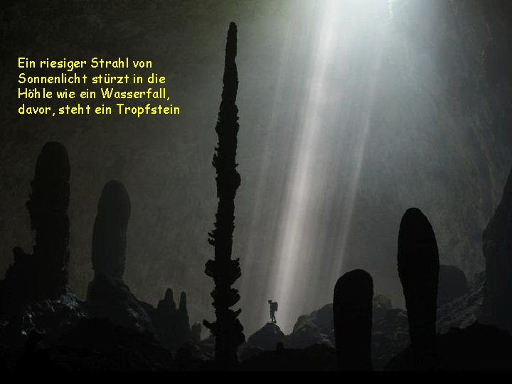 Ein riesiger Strahl von Sonnenlicht stürzt in die Höhle wie ein Wasserfall, davor, steht