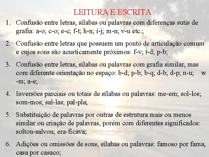 LEITURA E ESCRITA 1. Confusão entre letras, sílabas ou palavras com diferenças sutis de