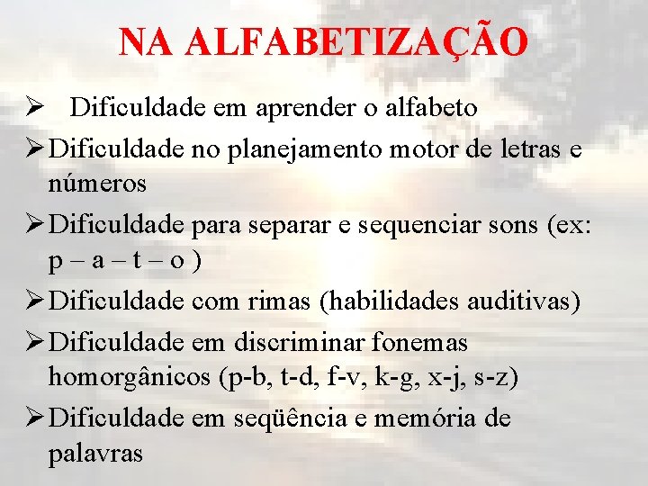 NA ALFABETIZAÇÃO Ø Dificuldade em aprender o alfabeto Ø Dificuldade no planejamento motor de