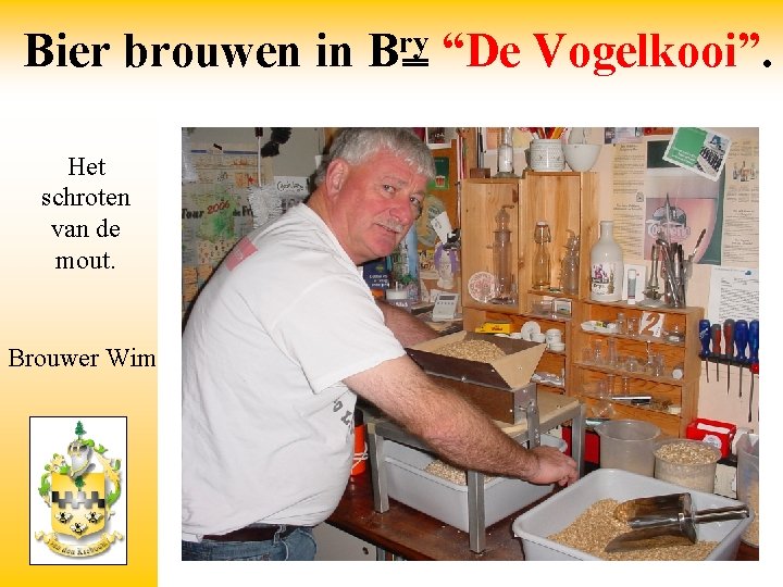 Bier brouwen in Het schroten van de mout. Brouwer Wim ry B “De Vogelkooi”.