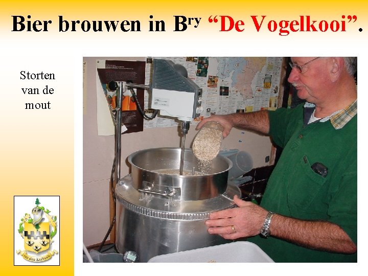 Bier brouwen in Storten van de mout ry B “De Vogelkooi”. 