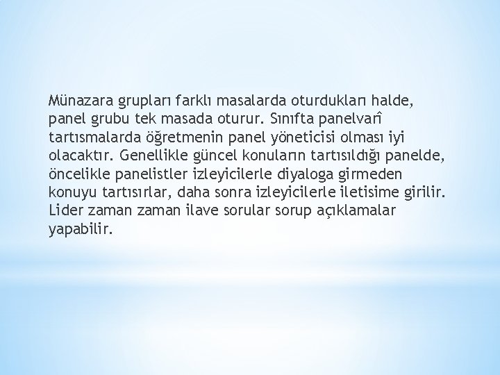 Münazara grupları farklı masalarda oturdukları halde, panel grubu tek masada oturur. Sınıfta panelvarî tartısmalarda