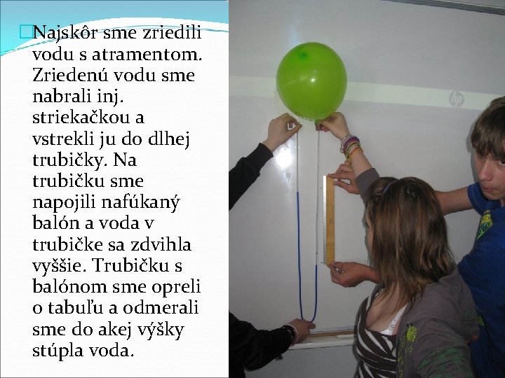 �Najskôr sme zriedili vodu s atramentom. Zriedenú vodu sme nabrali inj. striekačkou a vstrekli